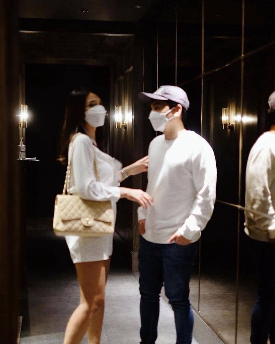 10 Potret Manis Raditya Dika & Istri Pakai Baju Senada, Serasi Banget!