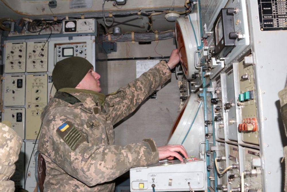 Seorang Prajurit Ukraina tengah menggunakan sistem radar. twitter.com/theragex