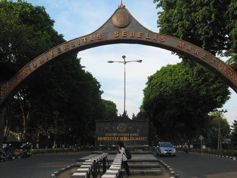 Pelaksanaan PKKMB UNS Diwarnai Pembatalan Rekor MURI