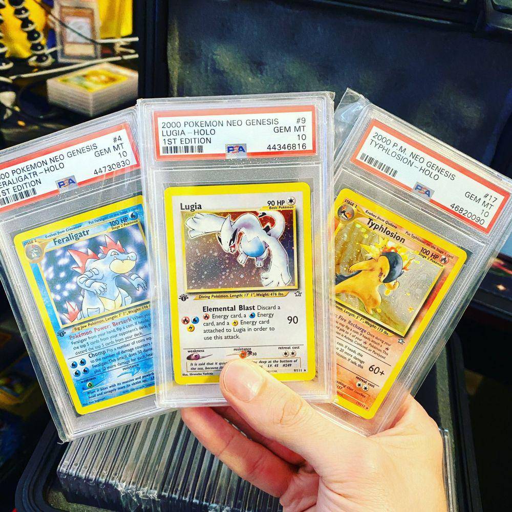 Beberapa contoh kartu Pokemon Feraligatr, Lugia, dan Typlosion. Sumber: twitter.com/Rhymestyle