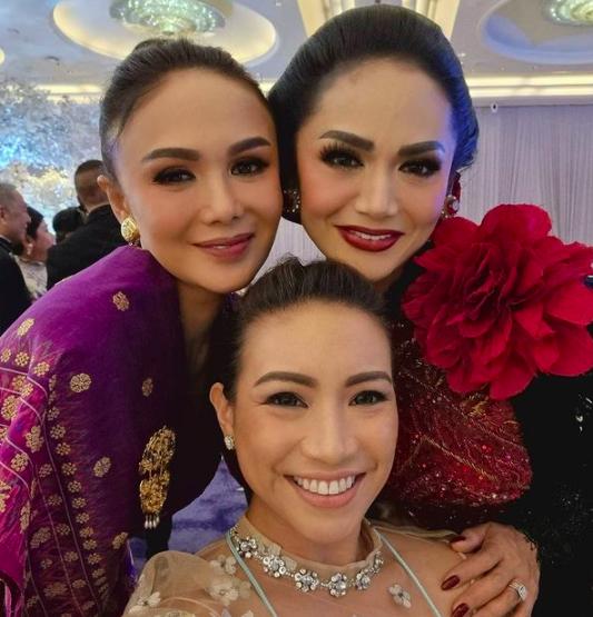 10 Gaya Elegan nan Berkelas Yuni Shara di Pernikahan Atta dan Aurel