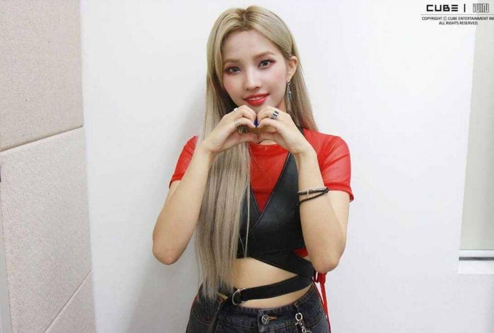 9 Pesona Manis Soyeon (G)I-DLE di Belakang Panggung, Bikin Gemas!