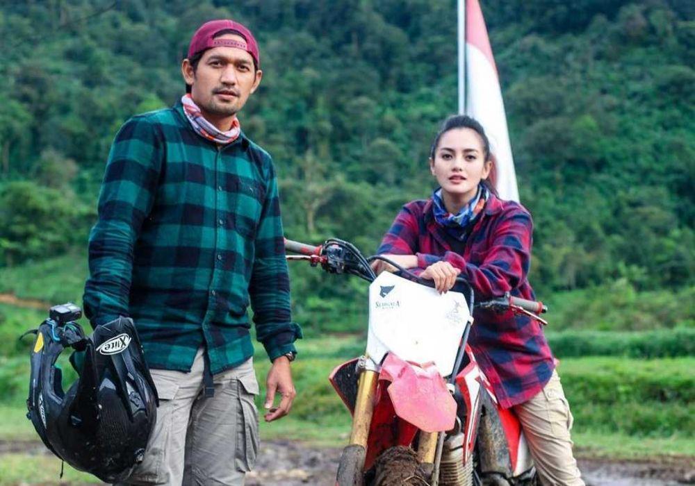 9 Potret Keseruan Ririn Ekawati Naik Motor, Kece Abis!