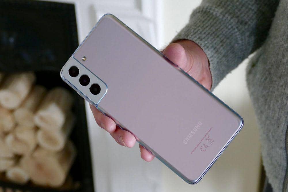 5 Smartphone Terbaru dengan Wireless Charging Tercepat, Ngebut Banget!