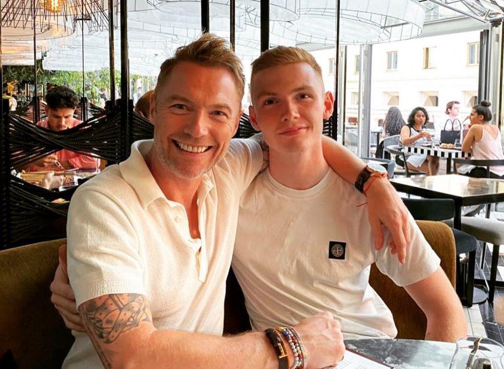 Kayak Kembar, 9 Potret Ronan Keating Bareng Anak Sulung