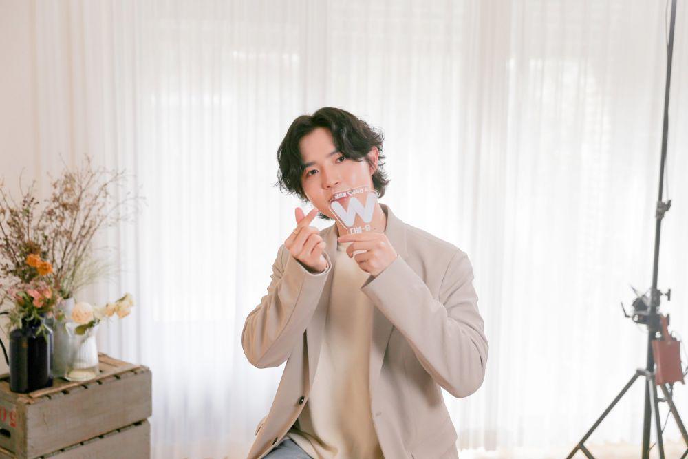 Comeback, 10 Potret Kim Jaehwan dengan Rambut Gondrong
