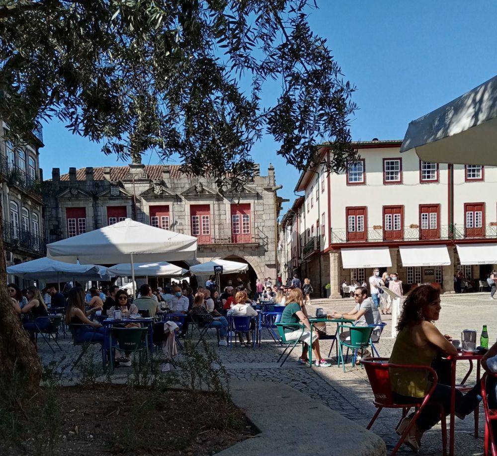 Kafe outdoor yang kembali buka  di Lisbon, Portugal. (twitter.com/maia35667196)