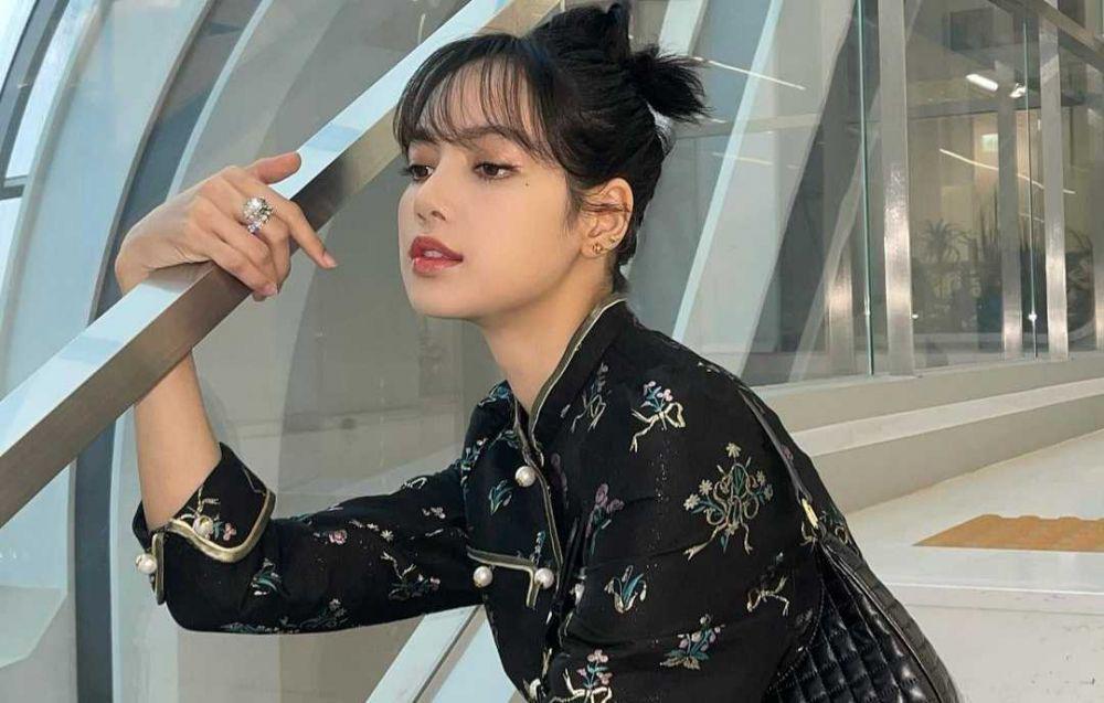 10 Potret Stunning Lisa BLACKPINK dengan Pose Candid, Fotogenik!