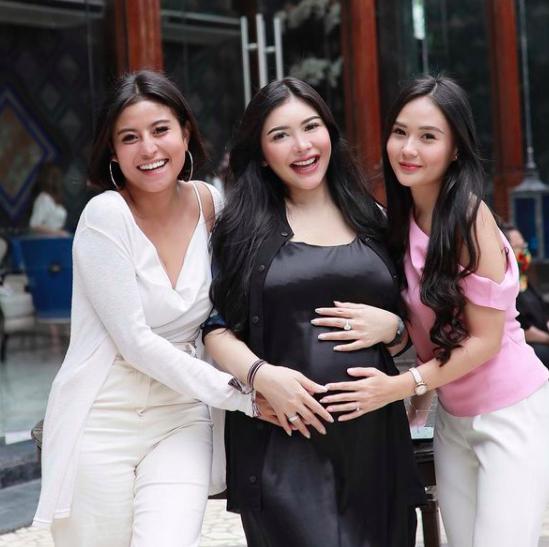 10 Momen Kejutan Awkarin dan Sahabat untuk Baby Shower Rica Andriani