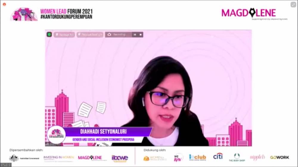 Diahhadi Setyonaluri, Gender and Social Inclusion Economist (STA) PROSPERA dalam acara Women Lead Forum 2021 yang diselenggarakan oleh Magdalene.co. 7 April 2021. IDN Times/M. Tarmizi Murdianto