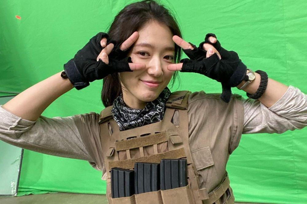9 Potret Keseruan Park Shin Hye Syuting KDrama Sisyphus: The Myth