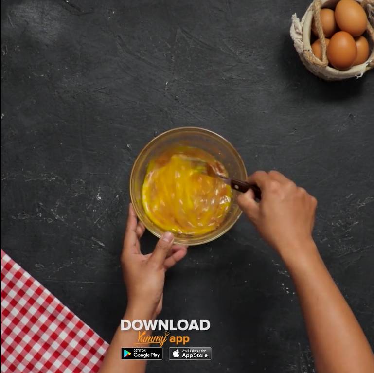 Kocok telur. yummy.co.id