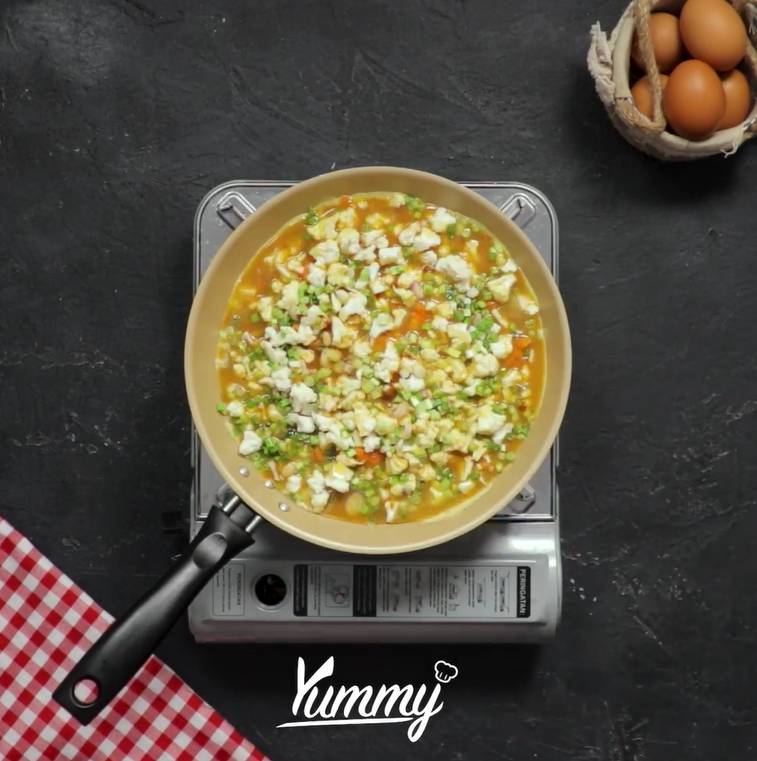 Masak omelet. yummy.co.id