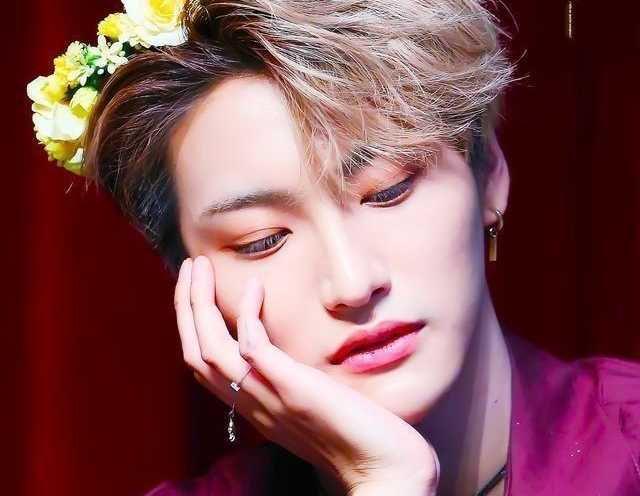 9 Potret Seonghwa ATEEZ dengan Pose Tumpang Dagu, Makin Menawan