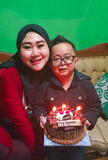 9 Momen Mesra Daus Mini dan Istri Rayakan Ulang Tahun Bersama