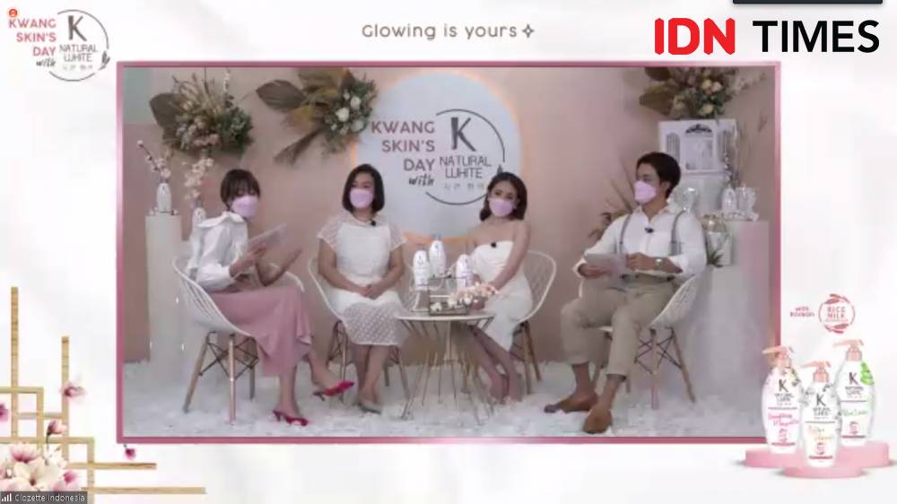 Evelyn Elrica Setiawan selaku Brand Associate K-Natural White dan Agatha Chelsea selaku Musisi & Brand Ambassador K-Natural White dalam peluncuran virtual K Natural White Brightening Body Wash. 9 April 2021. IDN Times/M. Tarmizi Murdianto