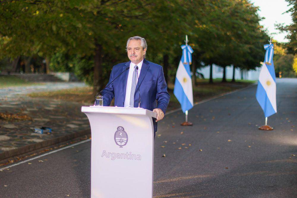 Presiden Argentina Alberto Fernandez saat menyampaikan aturan pembatasan baru. (twitter.com/alferdez)