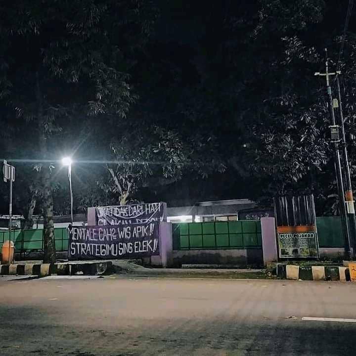 Tuntutan Persikmania di depan asrama. Facebook.com/Persikmania