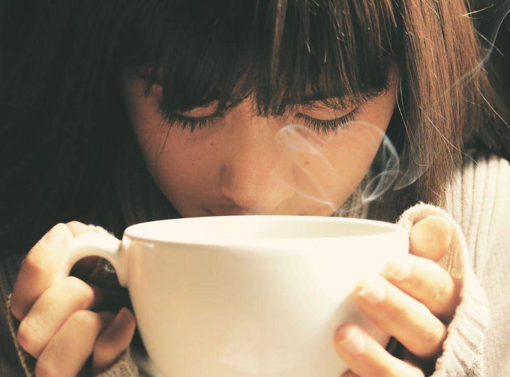 Ilustrasi seseorang menghirup aroma minuman. pexels.com/Pixabay