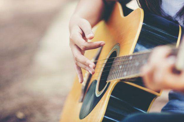 ilustrasi main gitar (freepik.com/jcomp)