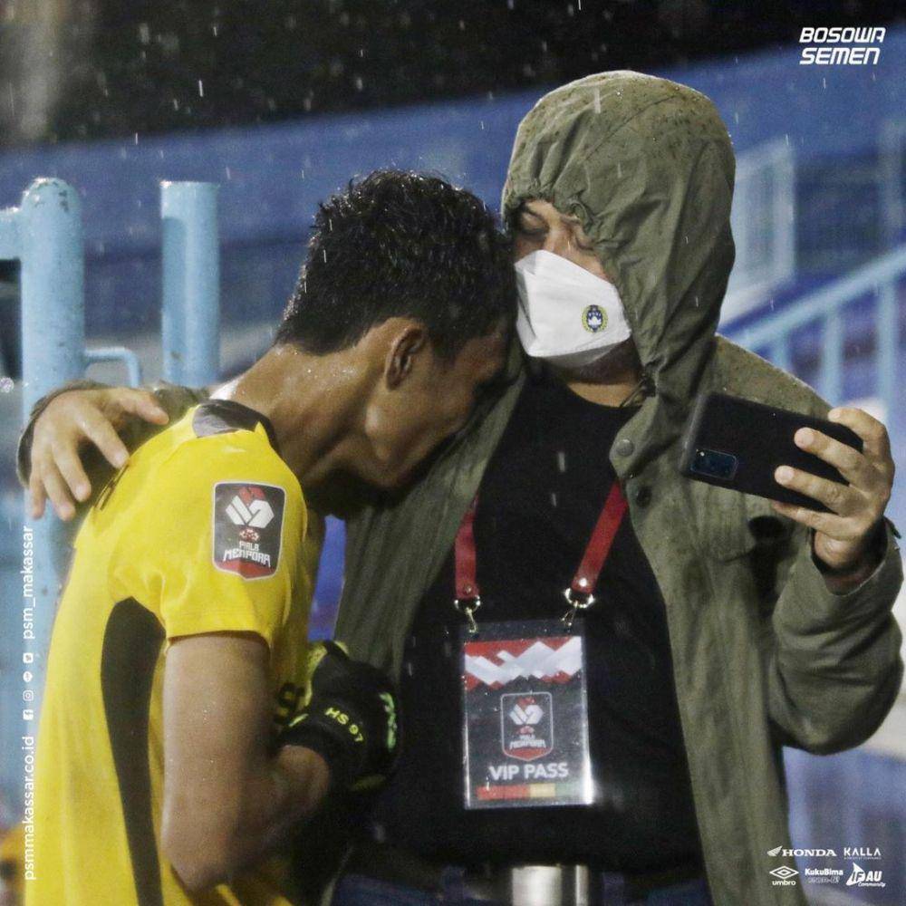 Hilmansyah menangis dipelukan CEO PSM Makassar, Munafri Arifudin setelah menjadi bintang kemenangan atas PSIS Seamarang di Stadion Kanjuruhan. Instagram/psm_makassar