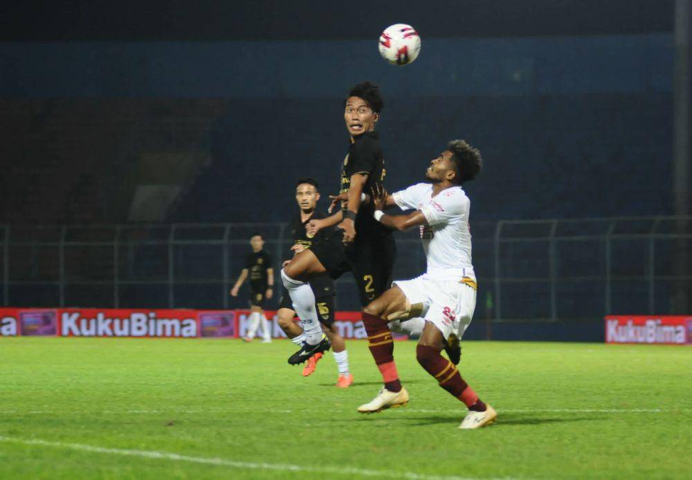 Pemain belakang PSIS Semarang, Riyan Ardiansyah berebut bola dengan pemain depan PSM Makassar, Yacob Sayuri di Stadion Kanjuruhan. IDN Times/Alfi Ramadana