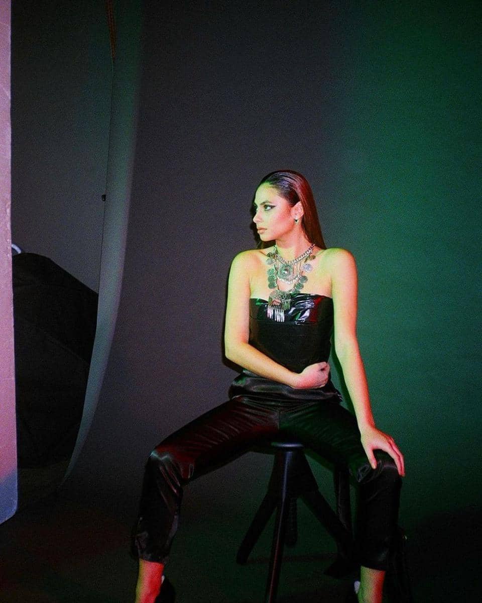Stunning! 10 Potret Menawan Valerie Thomas dalam Balutan Outfit Hitam