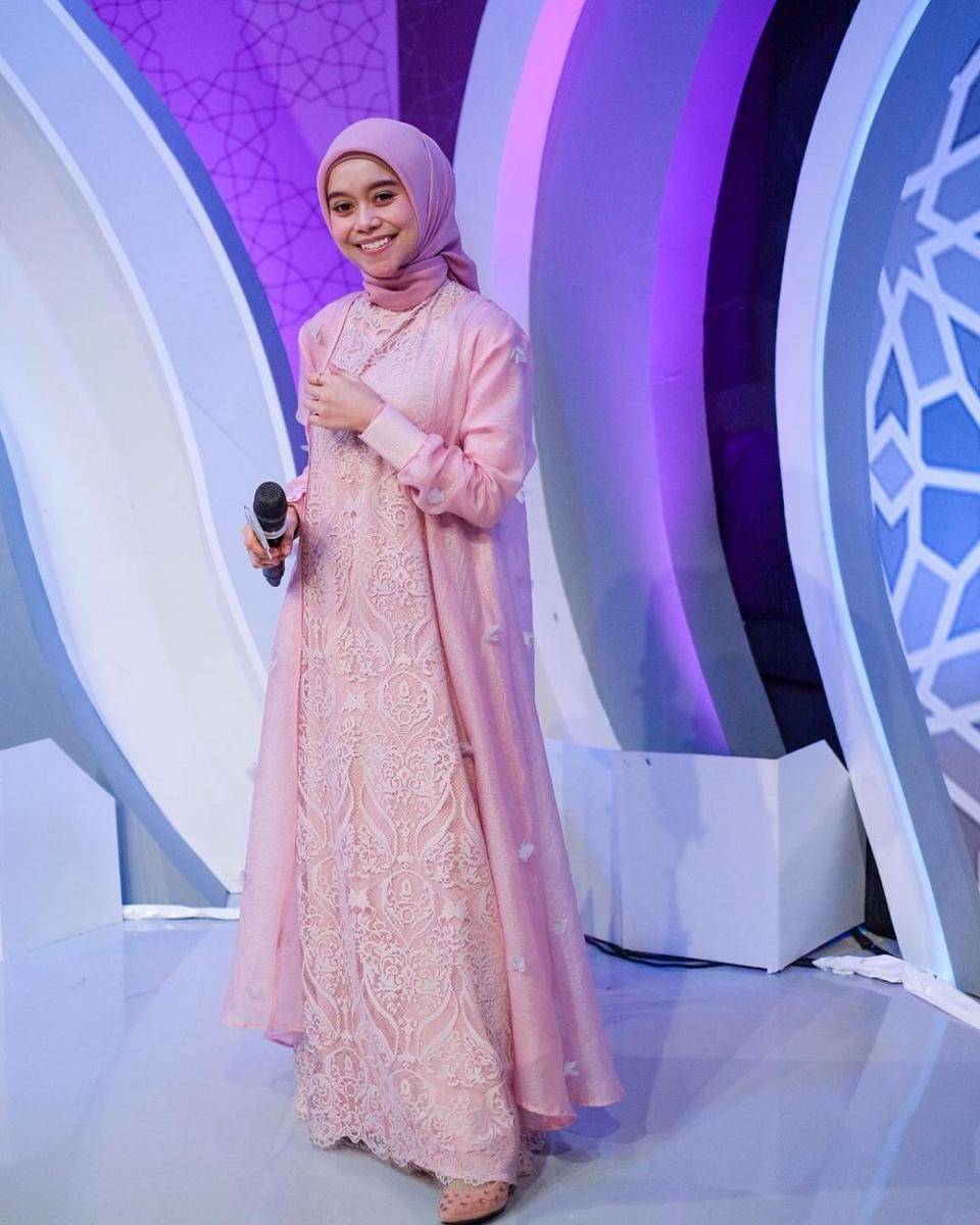 ootd gamis Lesty Kejora (instagram.com/lestykejora)