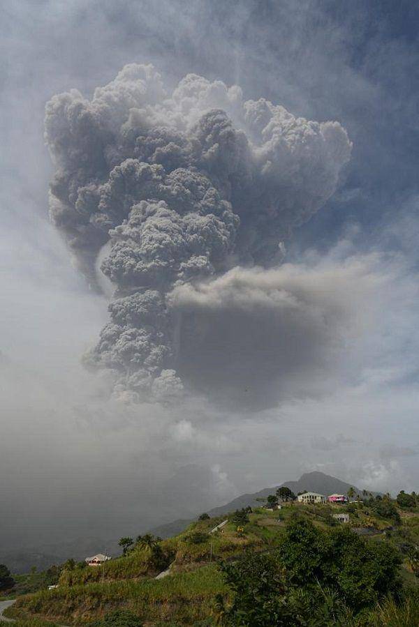 Letusan gunung berapi yang terjadi di St. Vincent pada hari Jumat, 9 April 2021, waktu setempat. (Twitter.com/uwiseismic)