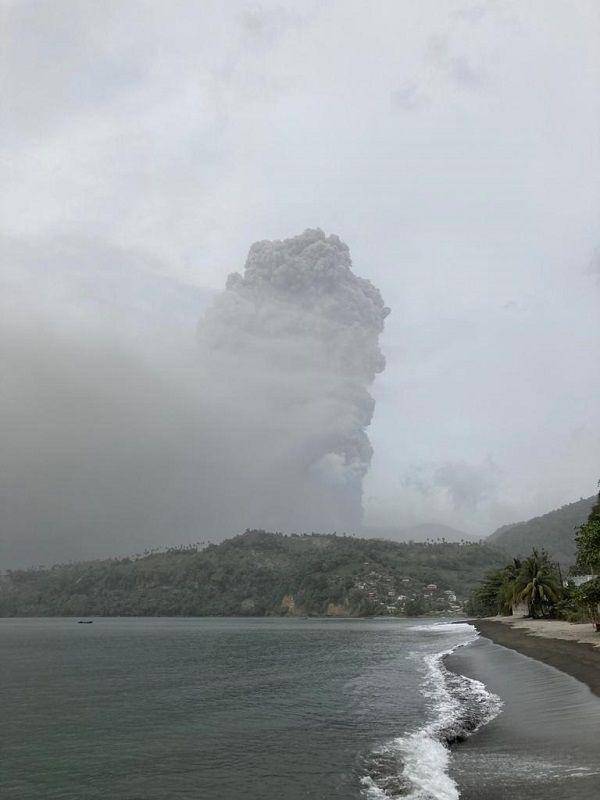 Letusan gunung berapi yang terjadi di St. Vincent pada hari Jumat, 9 April 2021, waktu setempat. (Twitter.com/uwiseismic)