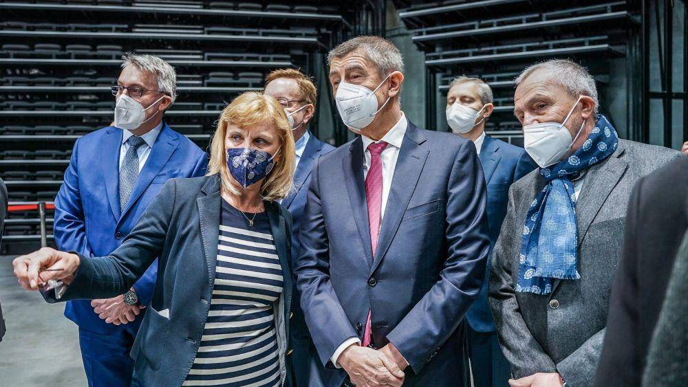 Perdana Menteri Republik Ceko, Andrej Babis saat menghadiri proses vaksinasi anggota militer di Praha. (twitter.com/AndrejBabis)