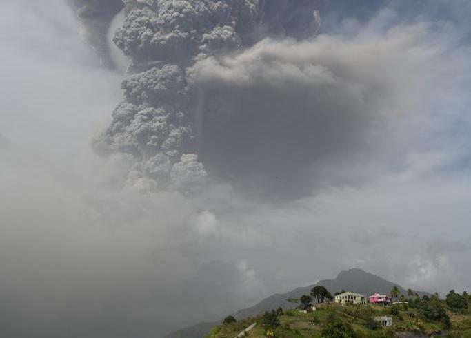 Gunung la soufrière meletus, pulau karibia diselimuti asap
