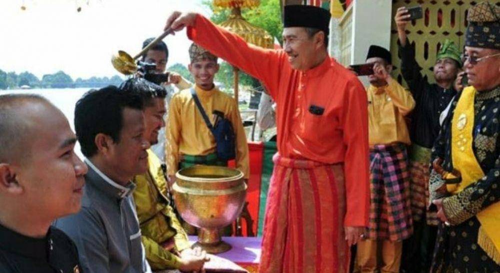 Foto : Istimewa / Prosesi mandi petang megang di Riau