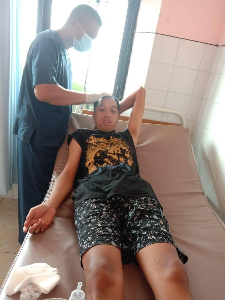 Salah seorang warga mendapat perawatan akibat gempa bumi di Kabupaten Malang. Dok/istimewa
