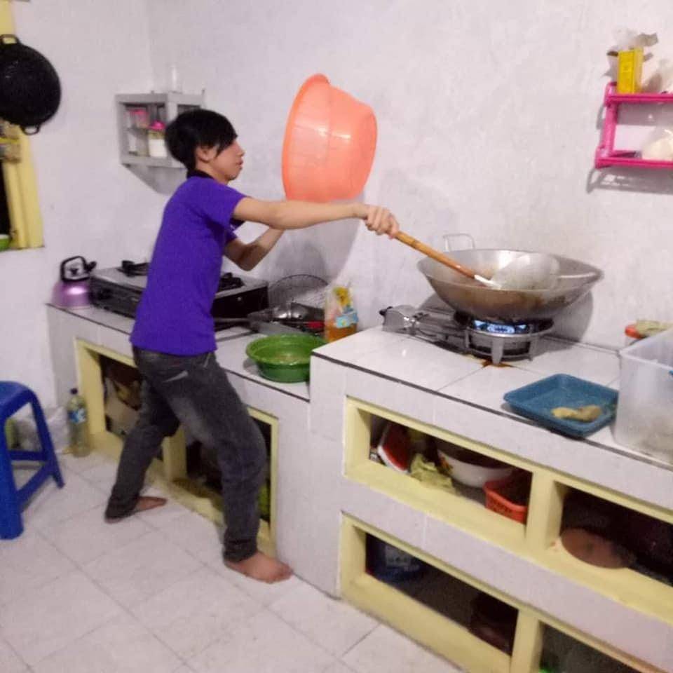 potret kocak memasak (facebook.com/Kementrian Humor Indonesia)