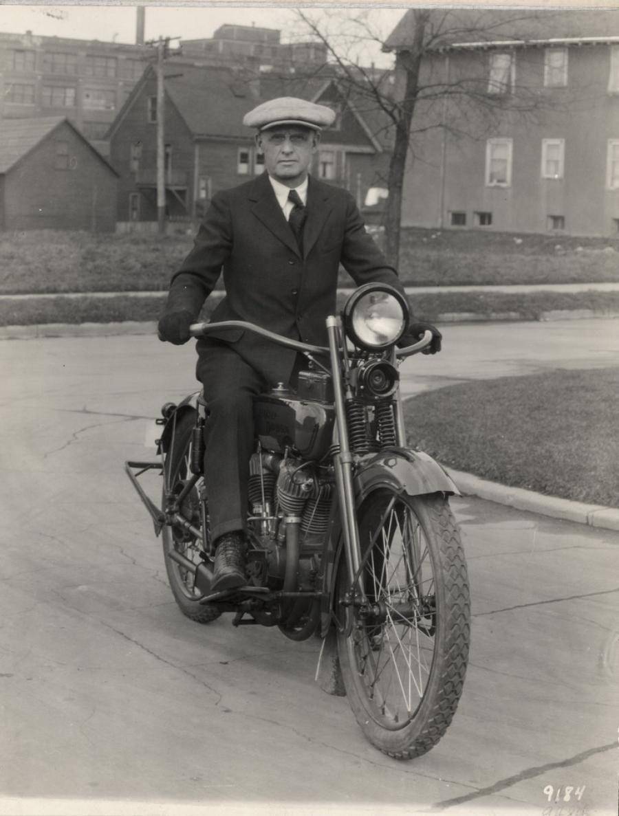 pinterest.com/Bill Harley bersama motor buatannya, Harley Davidson