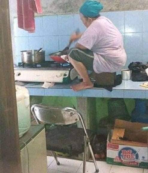 potret kocak memasak (facebook.com/Kementrian Humor Indonesia)