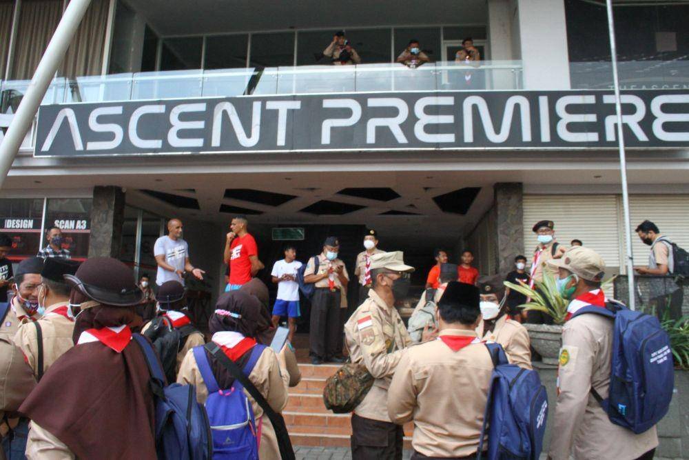 Sejumlah karyawan dan tamu Hotel Ascent Premiere Malang keluar untuk menyelamatkan diri saat terjadi gempa bumi di Malang, Jawa Timur, Sabtu (10/4/2021). (ANTARA FOTO/Ari Bowo Sucipto)