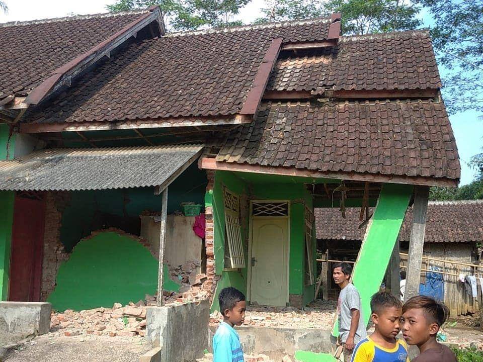 Sejumlah warga Kabupaten Malang beraktivitas di dekat rumah rusak akibat gempa bumi, Sabtu (10/4/2021). Dok. BPBD Kabupaten Malang