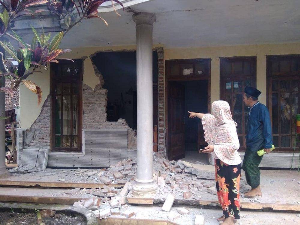 Dua warga di Kabupaten Malang lihat rumah yang rusak akibat gempa, Sabtu (10/4/2021). Dok. BPBD Kabupaten Malang