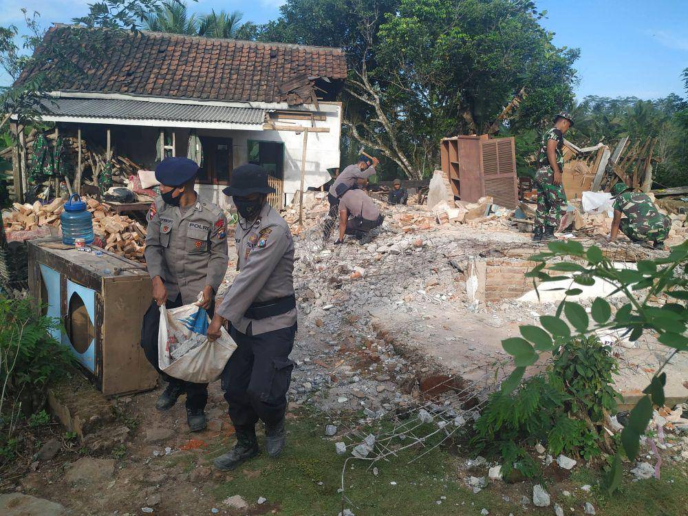 Pembersihan puing puing bangunan teris dilakukan masyarakat dibantu aparat TNI dan Polri di Desa Wirotaman, Ampelgading. IDN Times/Alfi Ramadana