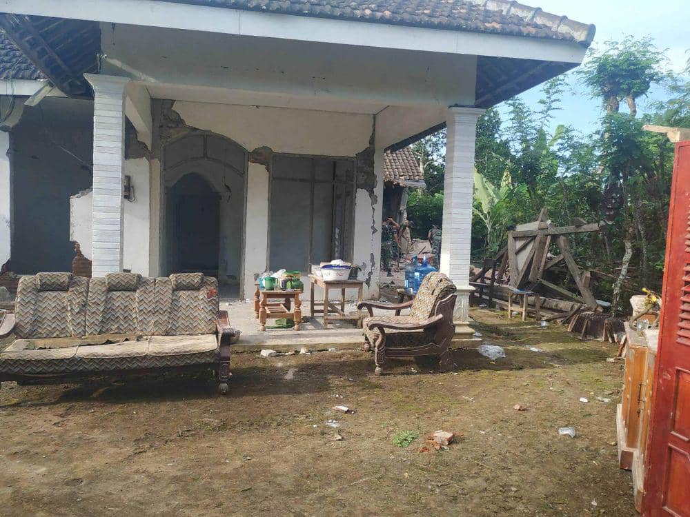 Salah satu rumah warga di Desa Wirotaman, Ampelgading masih tetap berdiri meskipun banyak tembok yang jebol karena gempa. IDN Times/Alfi Ramadana
