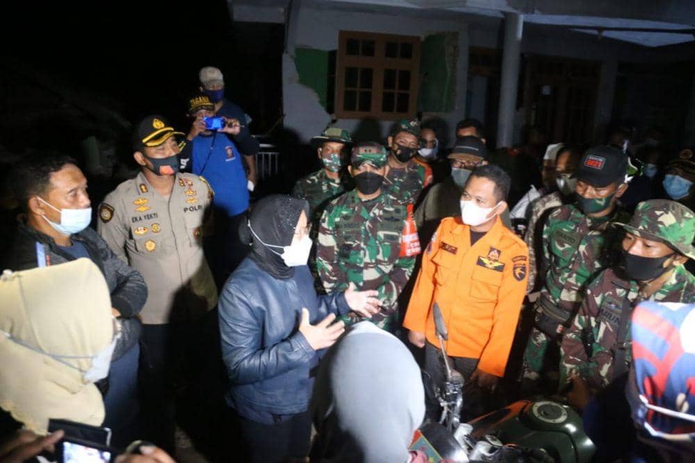 Dini Hari, Risma Tinjau Kawasan Terdampak Gempa di Lumajang