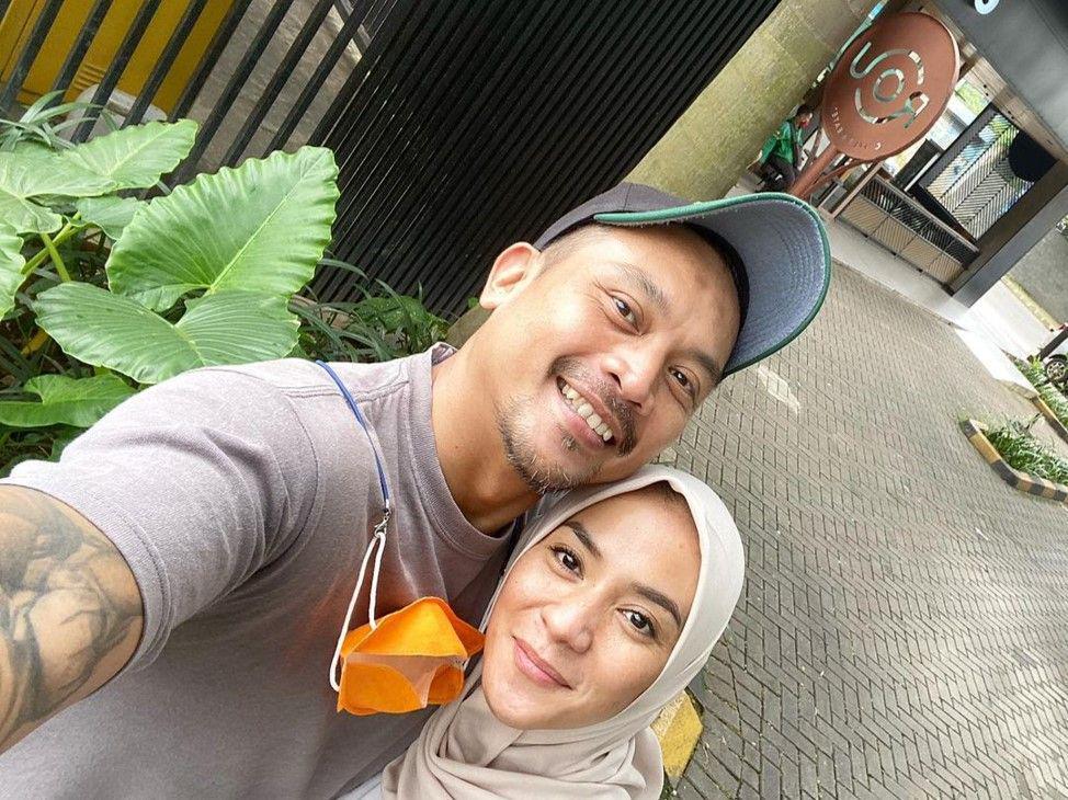 Jarang Disorot, 10 Potret Manis Enno Lerian dan Suami bak Pacaran