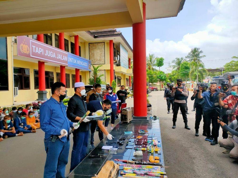 Polisi Amankan 13 Jenis Barang Bukti di Kampung Tangga Buntung (IDN Times/Istimewa)