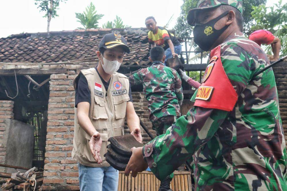 Wakil Bupati Trenggalek, Syah M. Natanegara, bergotong royong membersihkan material. (IDN Times/Istimewa)