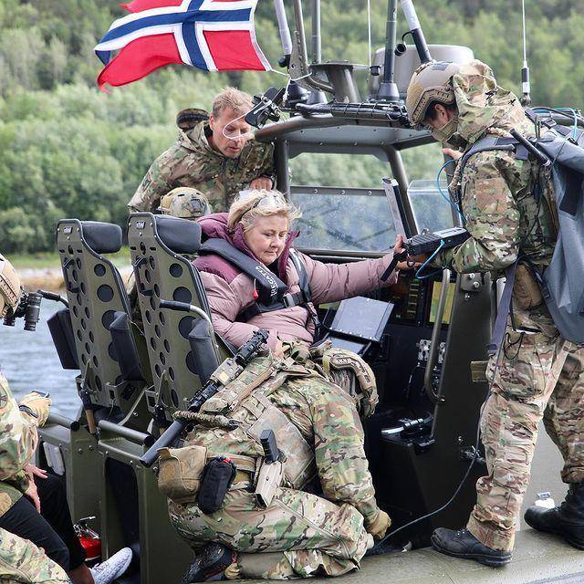 PM Norwegia Erna Solberg saat berkunjung ke Pangkalan Militer Norwegia. (instagram.com/erna_solberg)