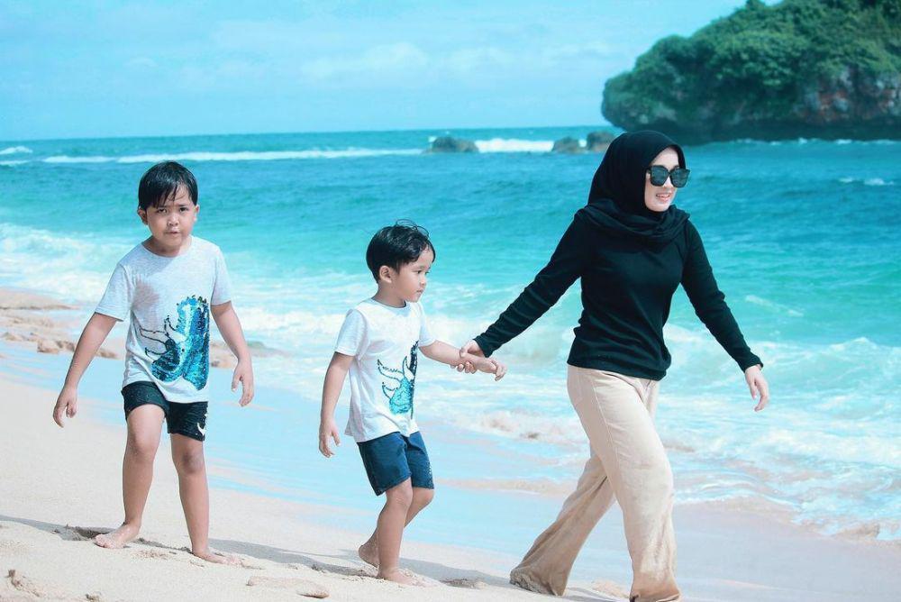 10 Potret Ririe Fairus Momong Dua Anak Setelah Resmi Bercerai
