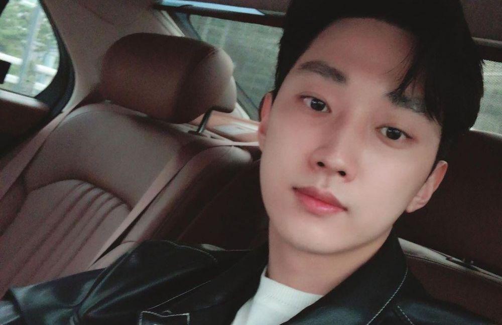 Baru Pulang Wamil, 9 Potret Jinyoung B1A4 yang Siap Comeback Drama