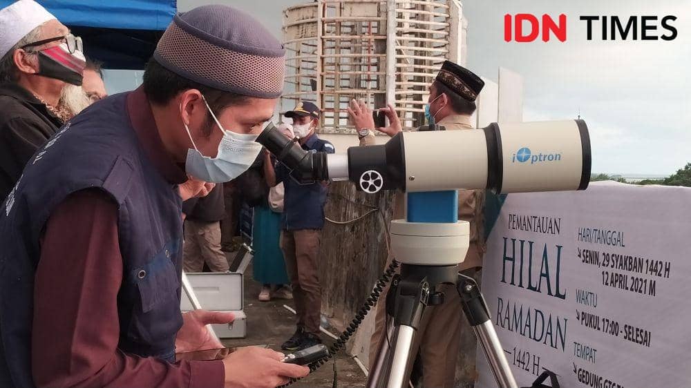 Pemantauan hilal di rooftop Mal GTC Tanjung Bunga Makassar, Senin (12/4/2021). IDN Times/Asrhawi Muin
